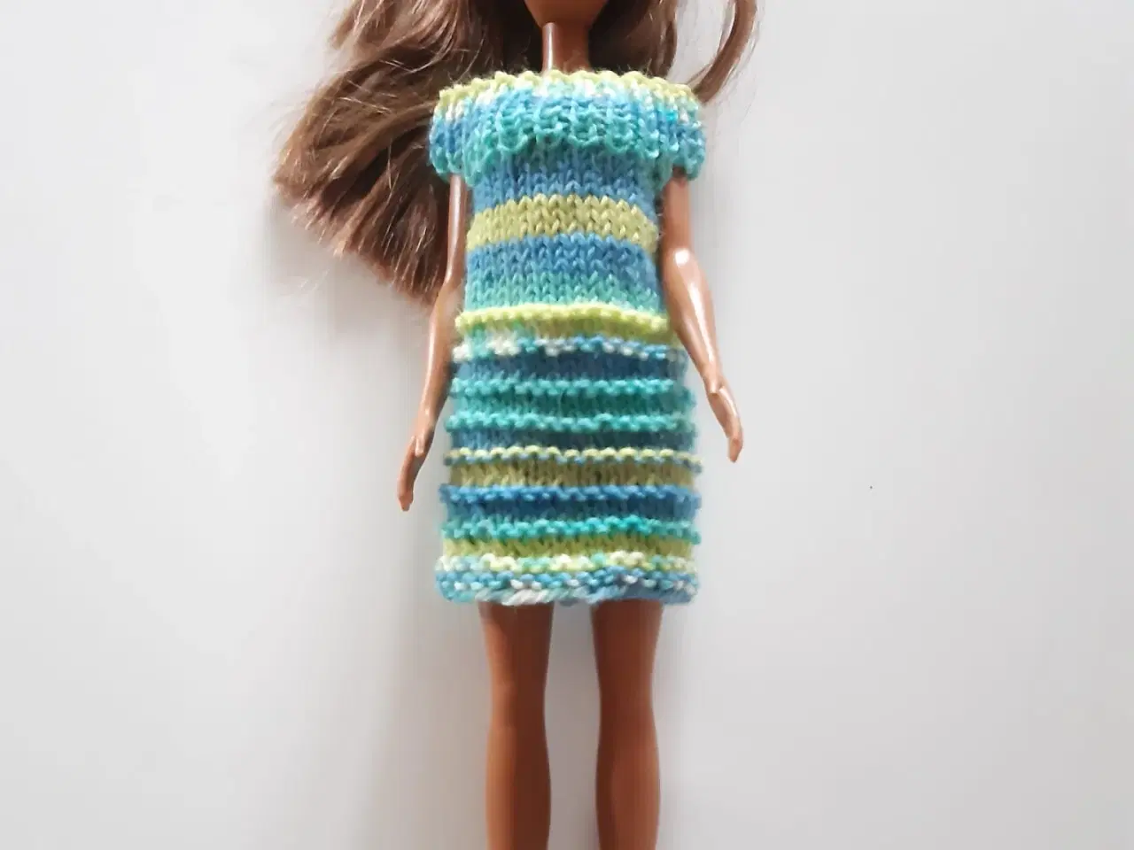 Billede 4 - Hjemmestrikkede Barbie kjoler. Flere farver