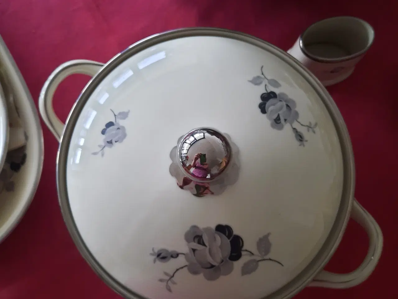 Billede 2 - Smukt spisestel med grå blomster