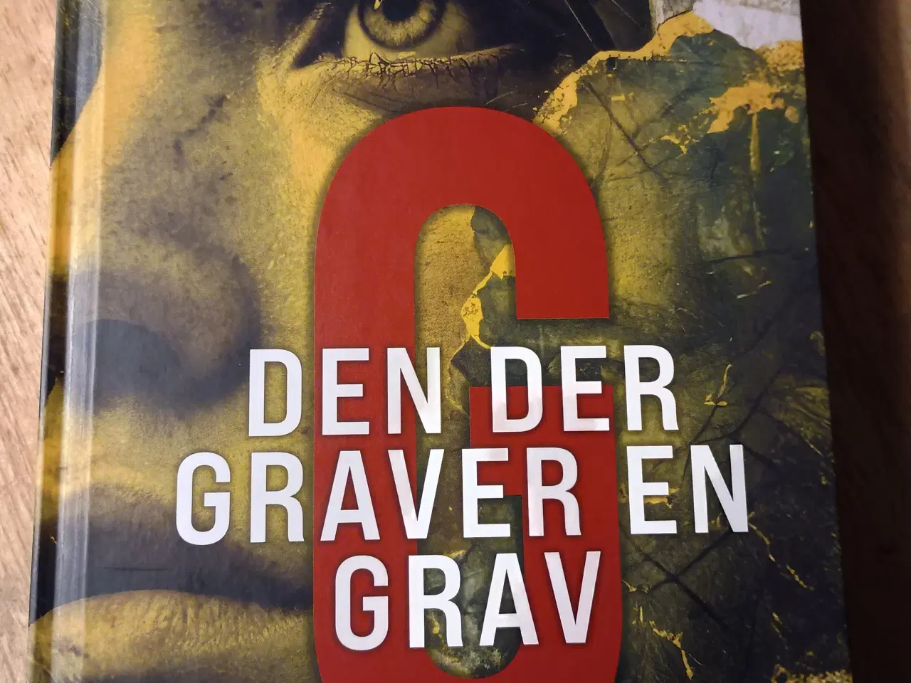 Billede 1 - Den Der Graver En Grav. Af Lars Thomassen.