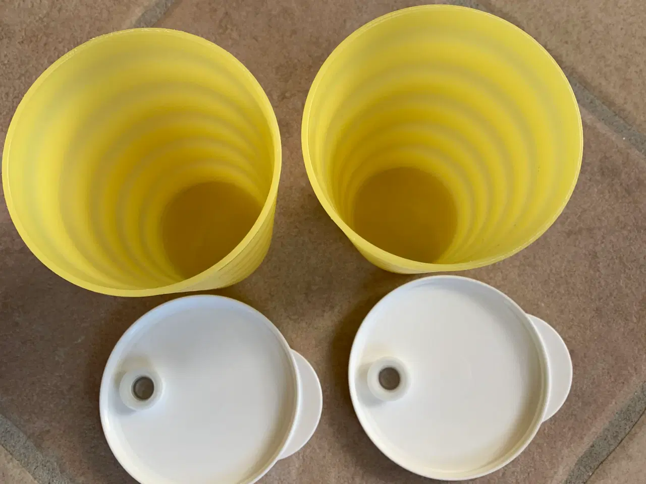 Billede 4 - Tupperware krus med låg til sugerør 