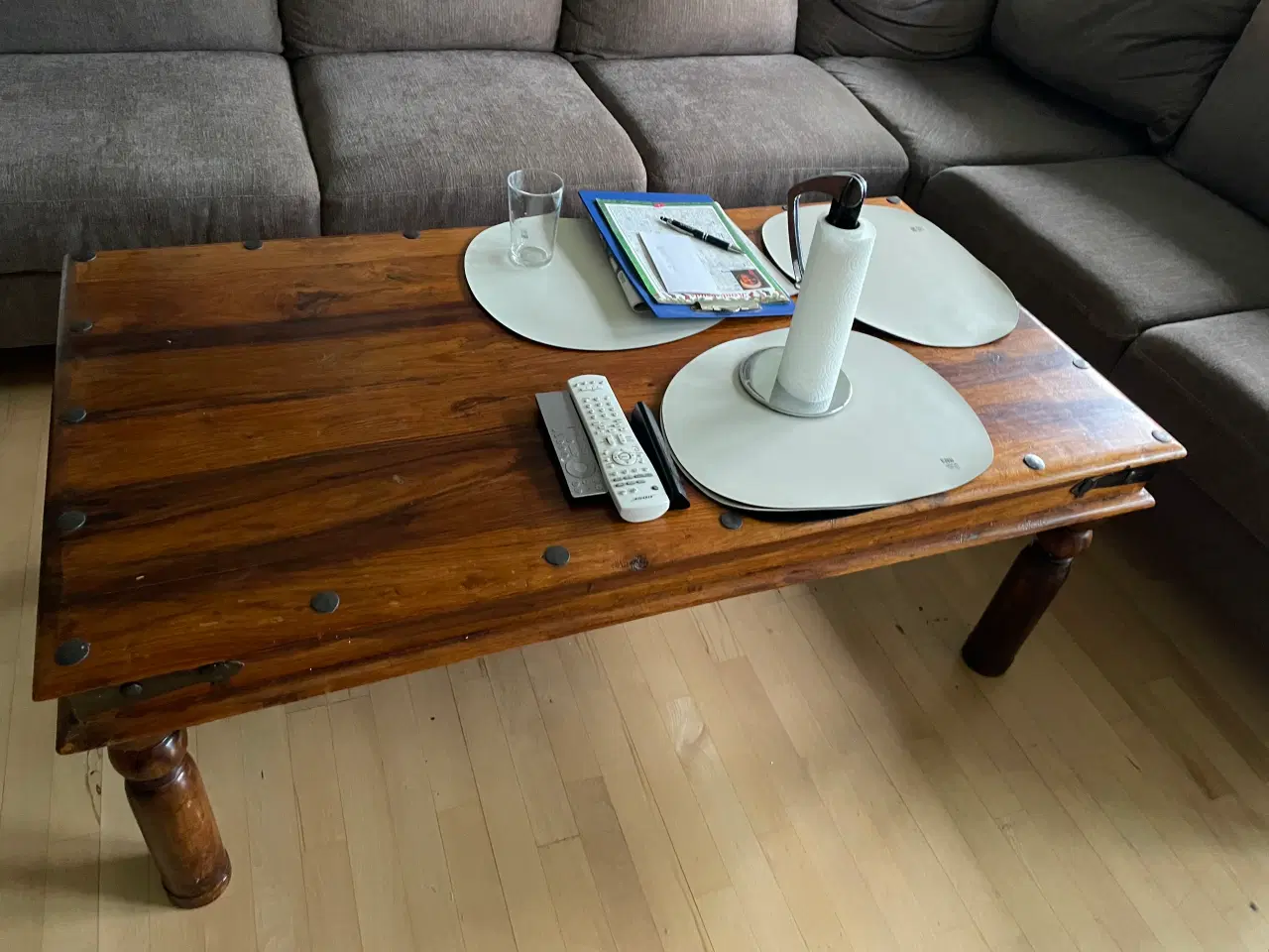 Billede 3 - Solidt sofabord i mørkt træ