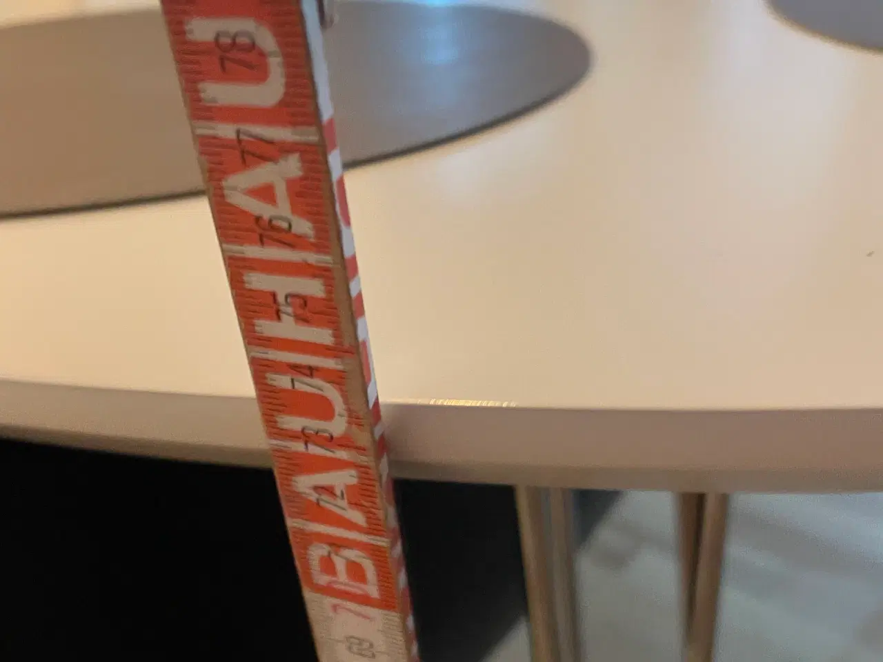 Billede 4 - Spisebord i hvid glans har lidt brug spor   To til