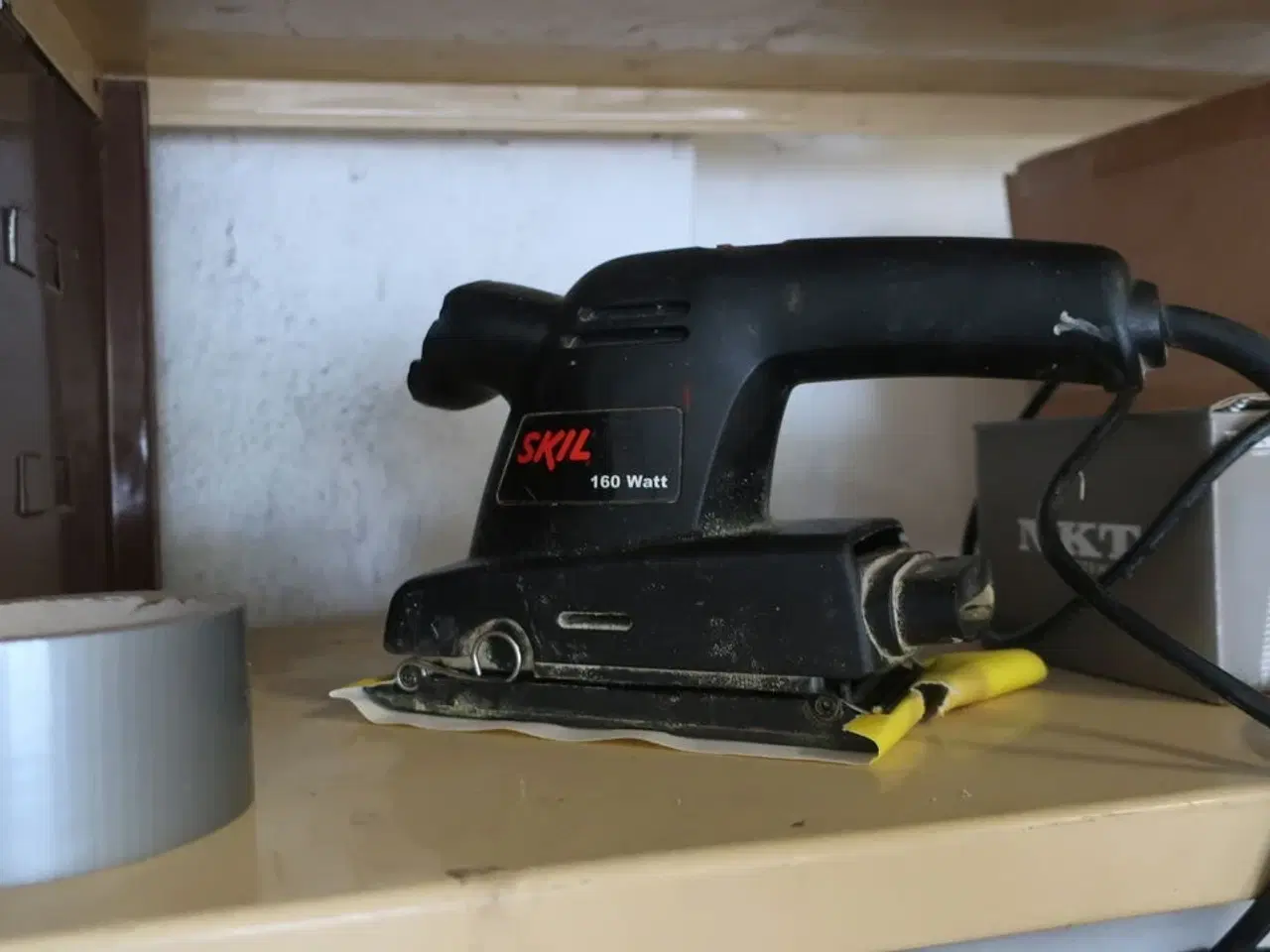 Billede 6 - Reol med div. Skruer, pudsemaskine SKILL m.m.