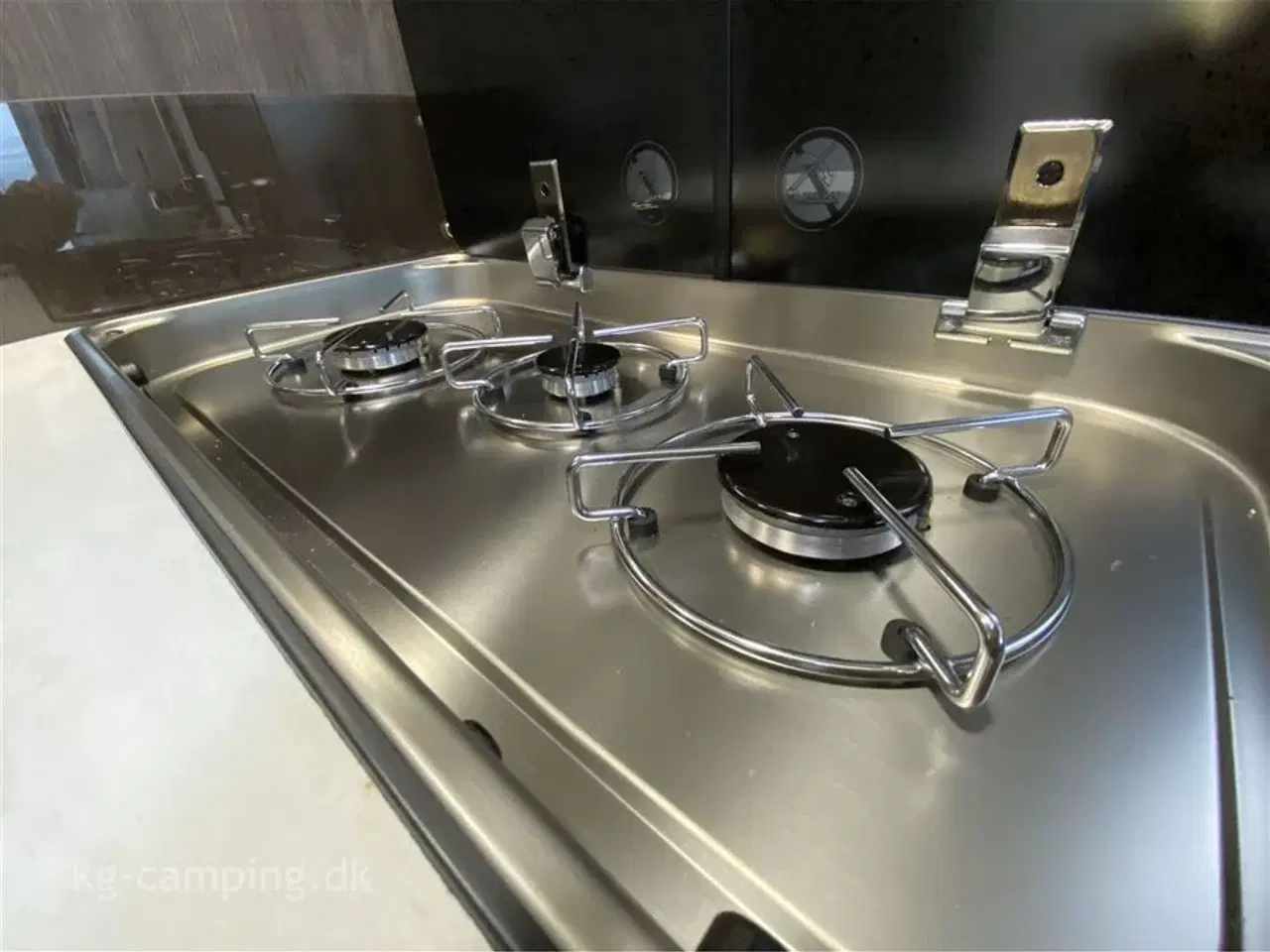 Billede 11 - 2023 - Benimar Amphitryon 998 3500 kg   Særdeles velholdt Benimar AMPHITRYON 998 ALDE - Vognen kan vejes op til 4.400 kg.