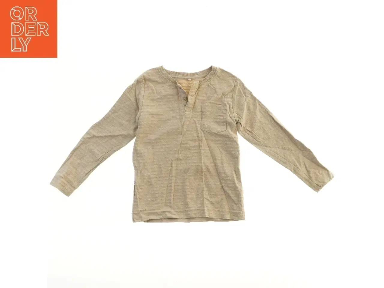 Billede 2 - Langærmet bluse med brystlomme fra Basic needs (str. 104)