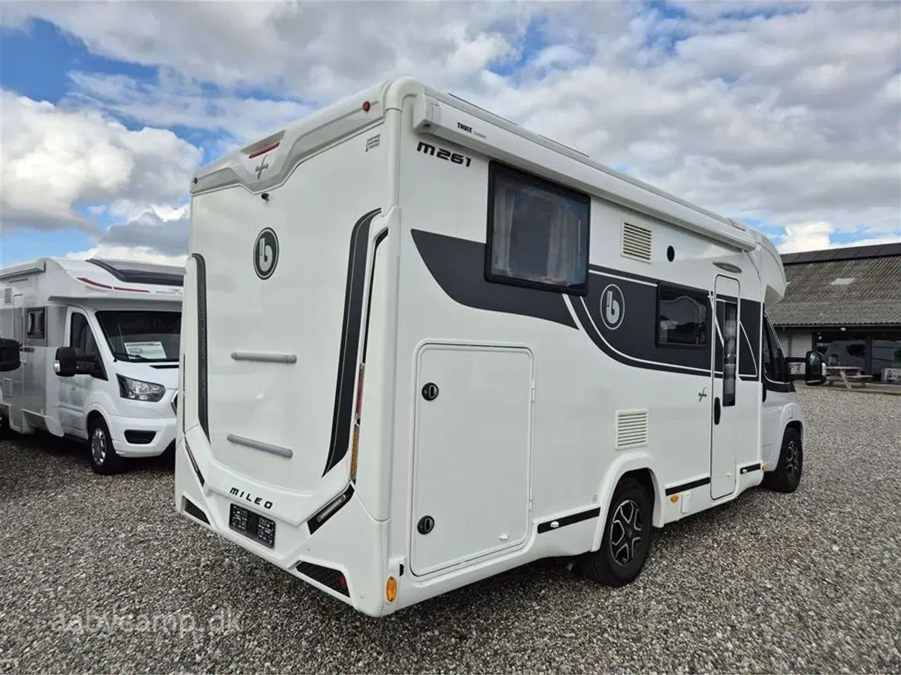 Billede 2 - 2022 - Benimar Mileo 261 NK   Automatgear. NK. pakke. varme på spildevands tanken. plisse i førehuset. solceller. lithium batterier. maxfann. clesana toilet. kompressor køleskab.
