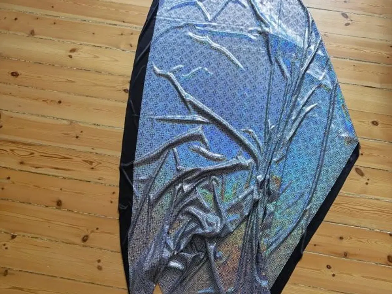 Billede 2 - Stof med holografisk mønster - feststof