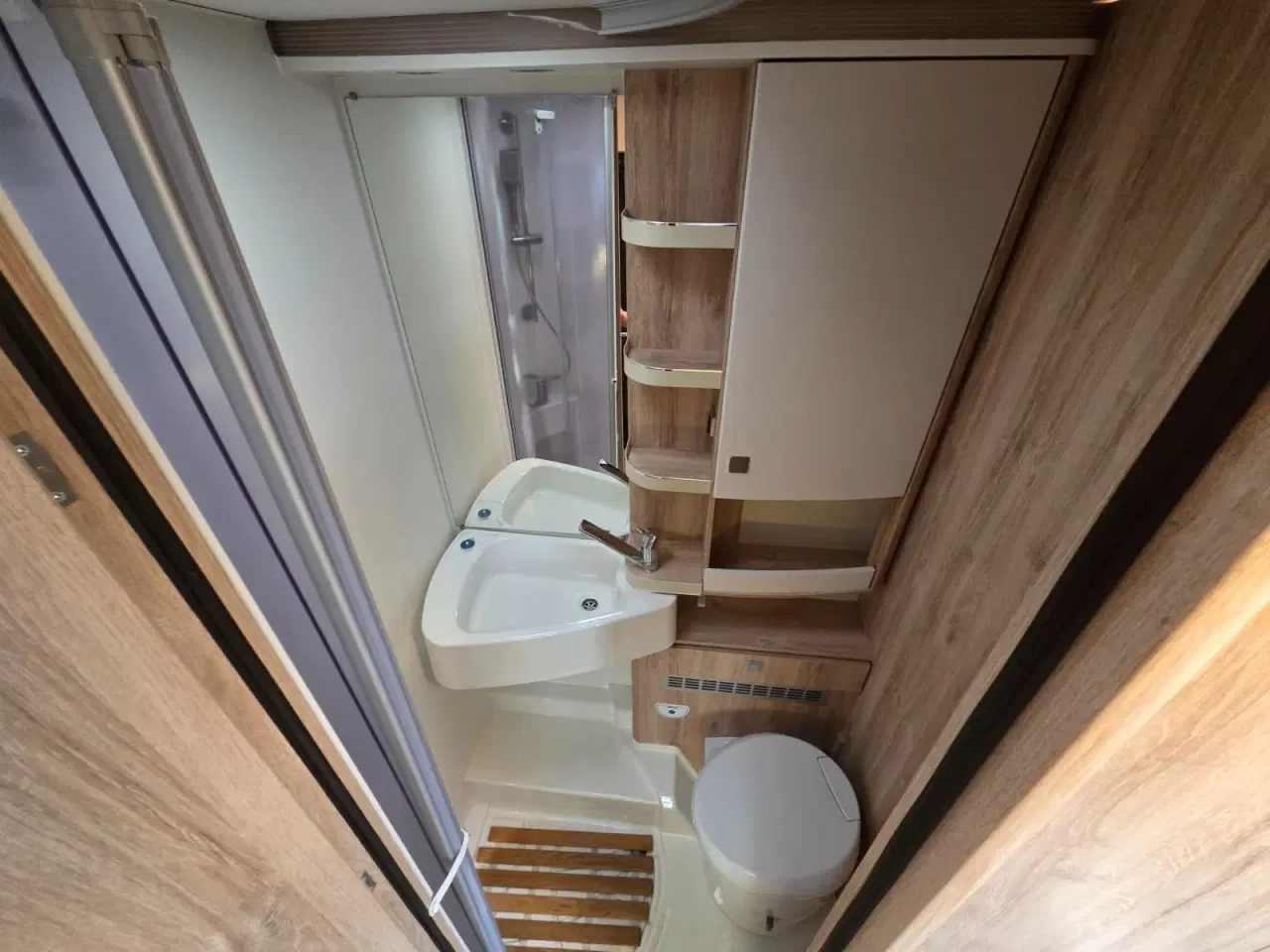 Billede 9 - Euramobil T676 EB 2,0 CDi aut.