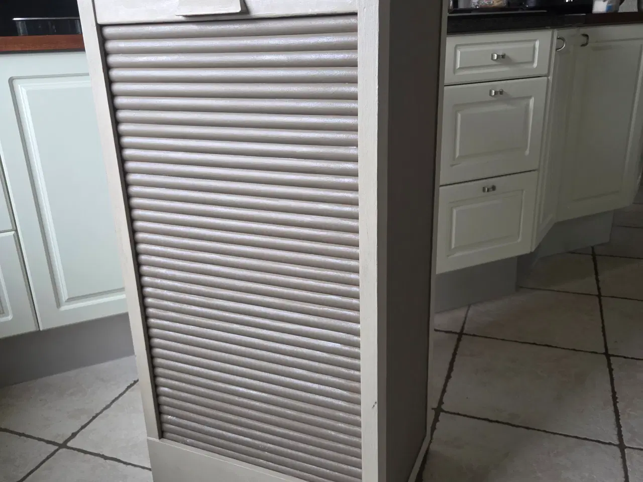 Billede 2 - Rigtig flot jalosiskab