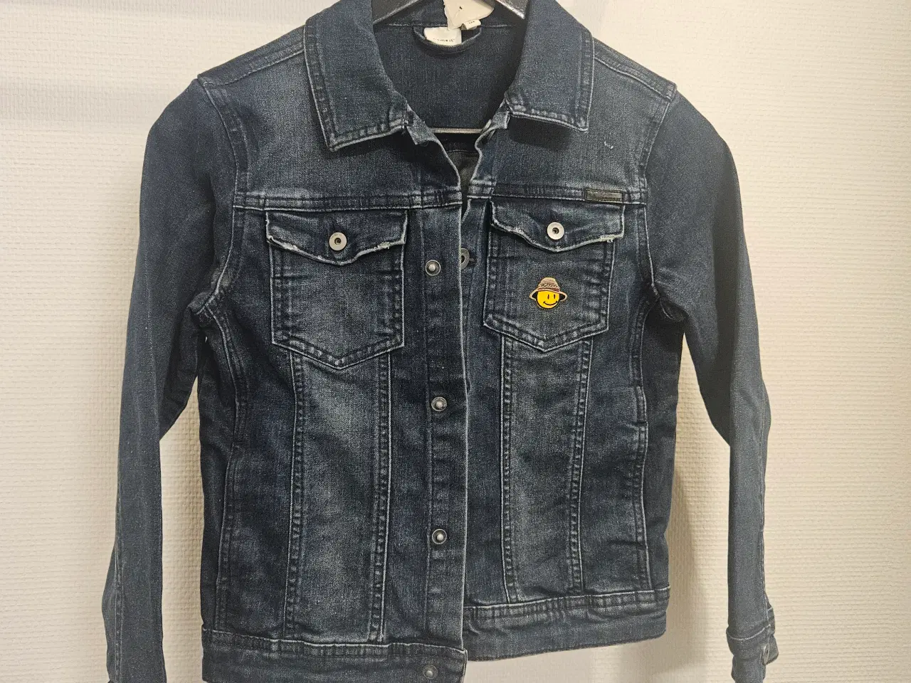 Billede 1 - Cool denimjakke i slidt look 134 cl.
