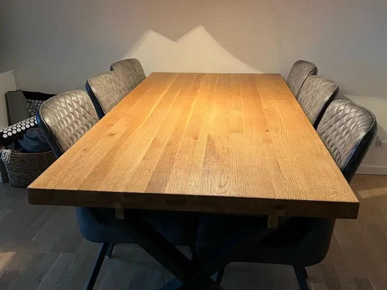 Billede 2 - Solidt spisebord  med 6 stole