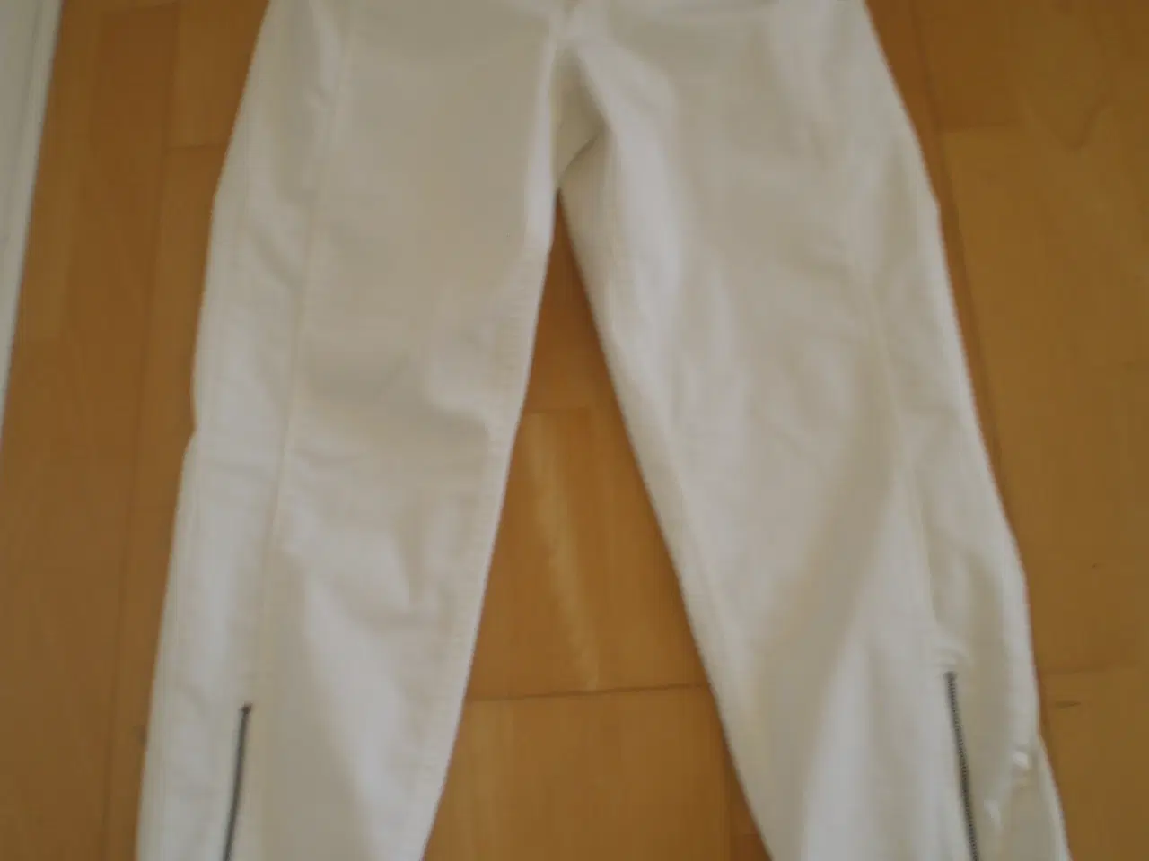 Billede 1 - Nye Lau Rie bukser, str. 42, hvide. Aldrig brugt.