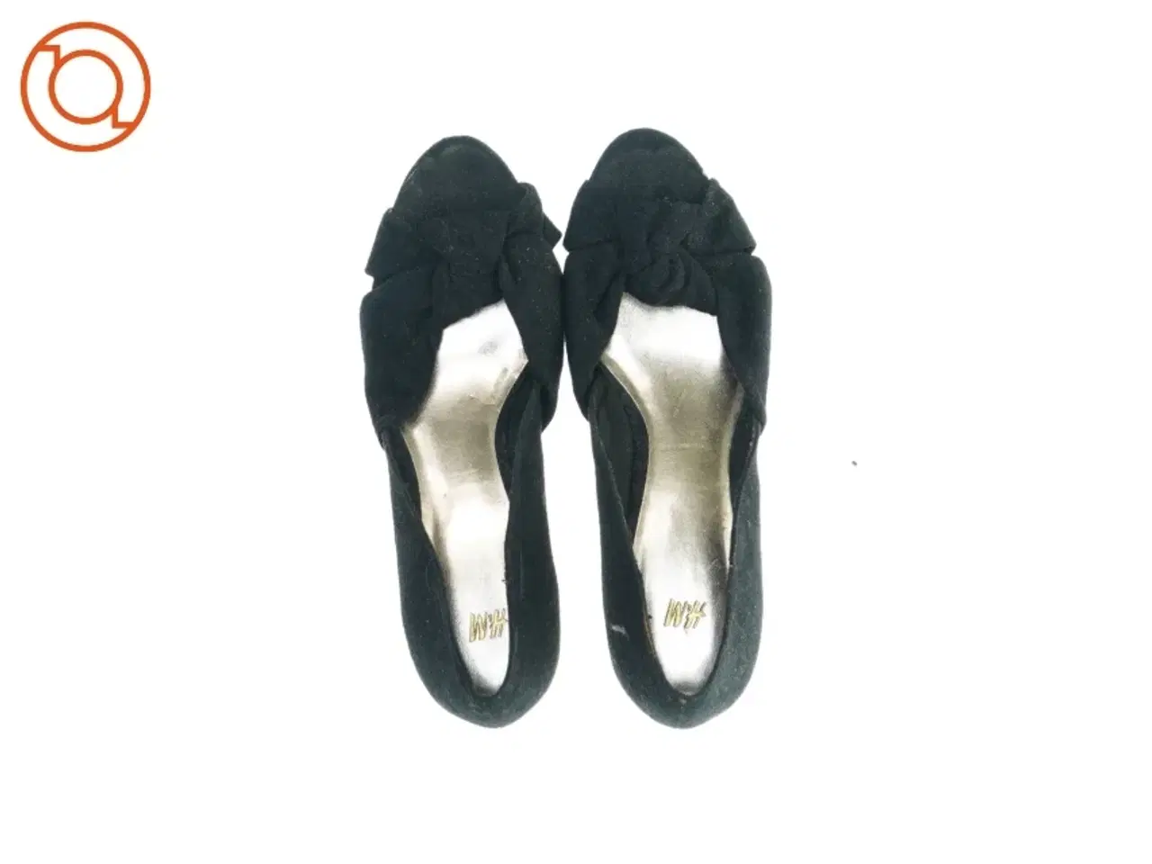 Billede 2 - Stillet (str. 38)