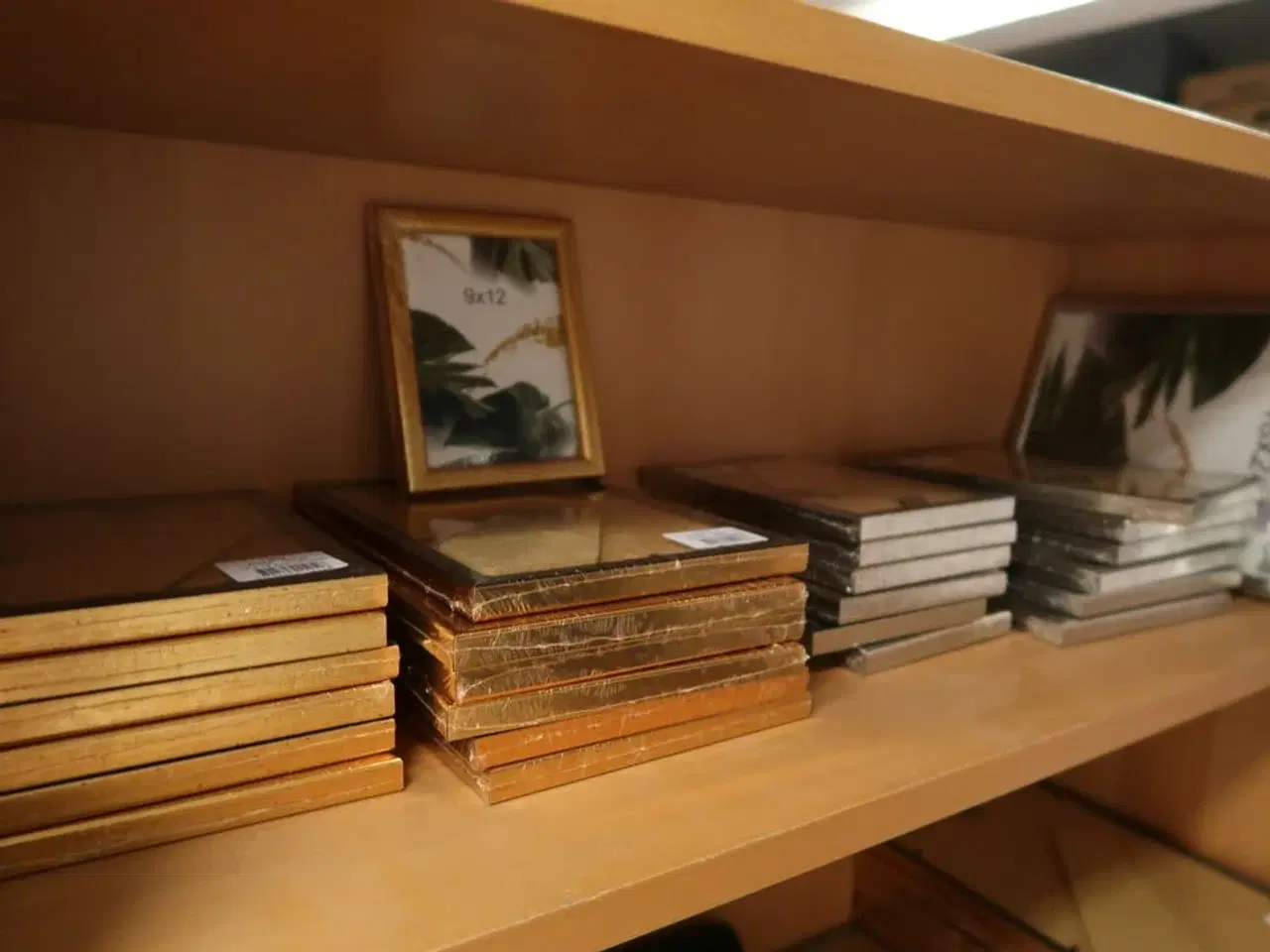 Billede 2 - Reol med div. Rammer m.m.