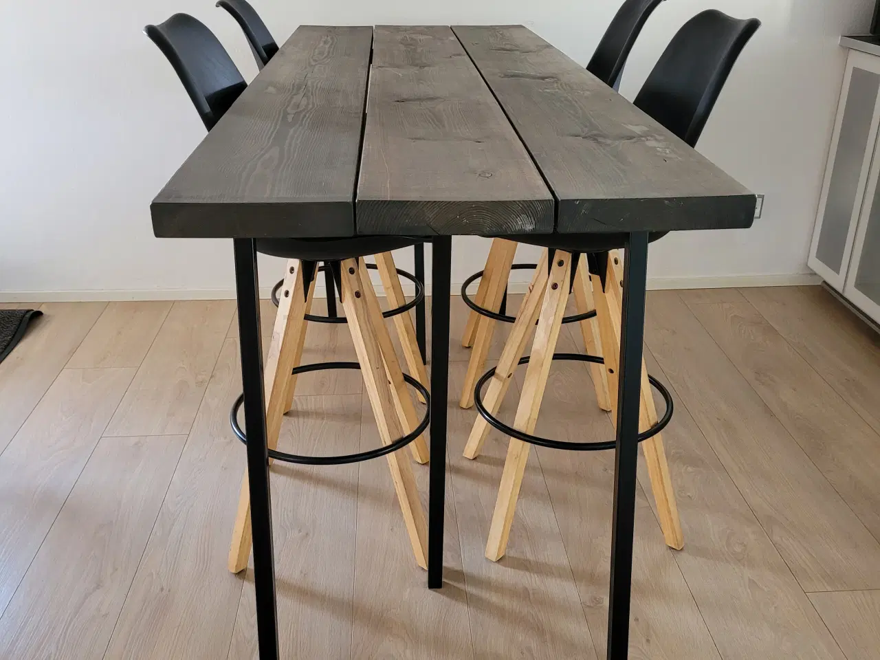 Billede 3 - Høj bord med 5 stole