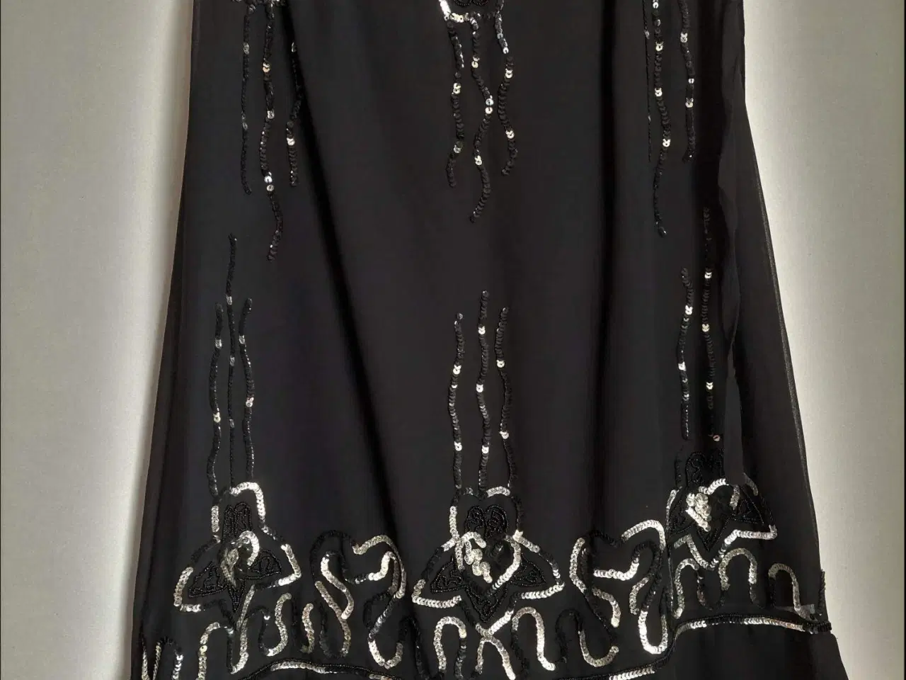 Billede 2 - Fest Nederdel med sølv palietter