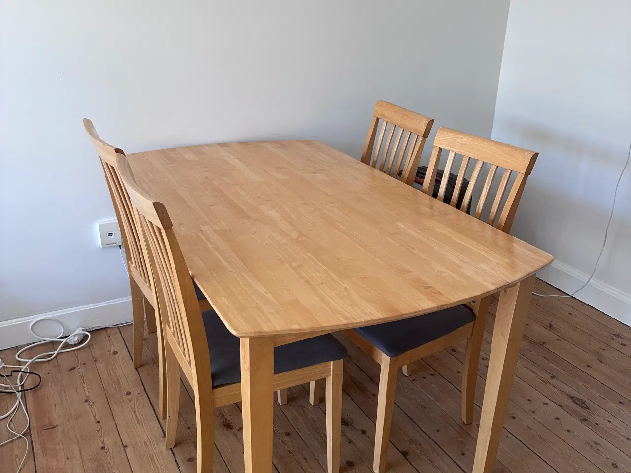Billede 1 - Spisebord i træ