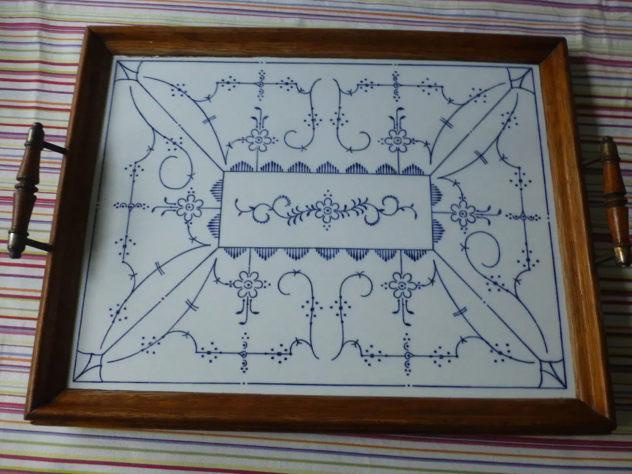 Billede 1 - Musselmalet Porcelæn Bakke M/Træramme 47,5+37 Cm