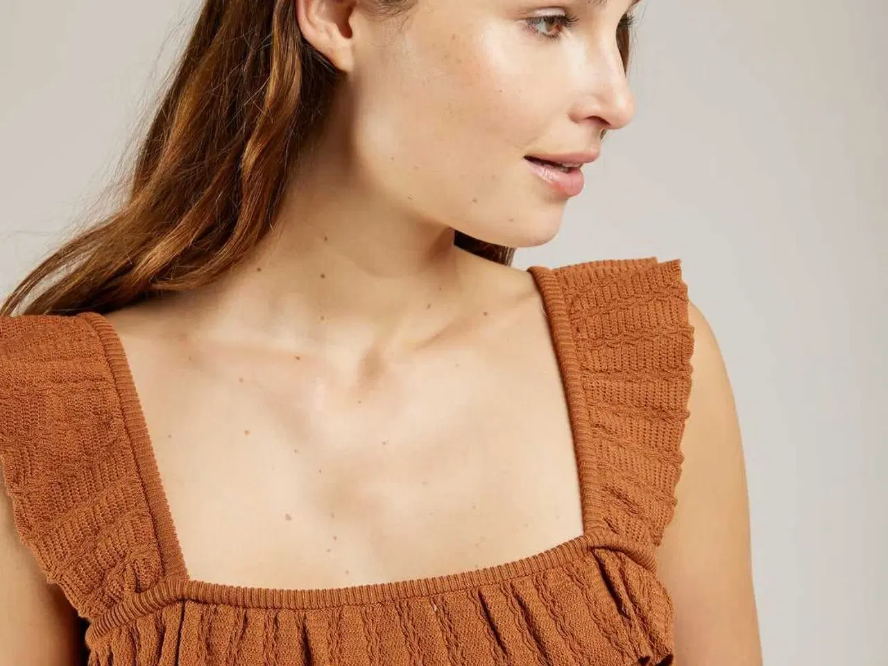 Billede 1 - SØD TOP MED FLÆSER 