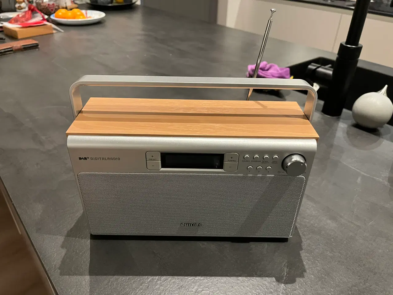 Billede 1 - Dette er en Philips AE5220B transportabel DB radio