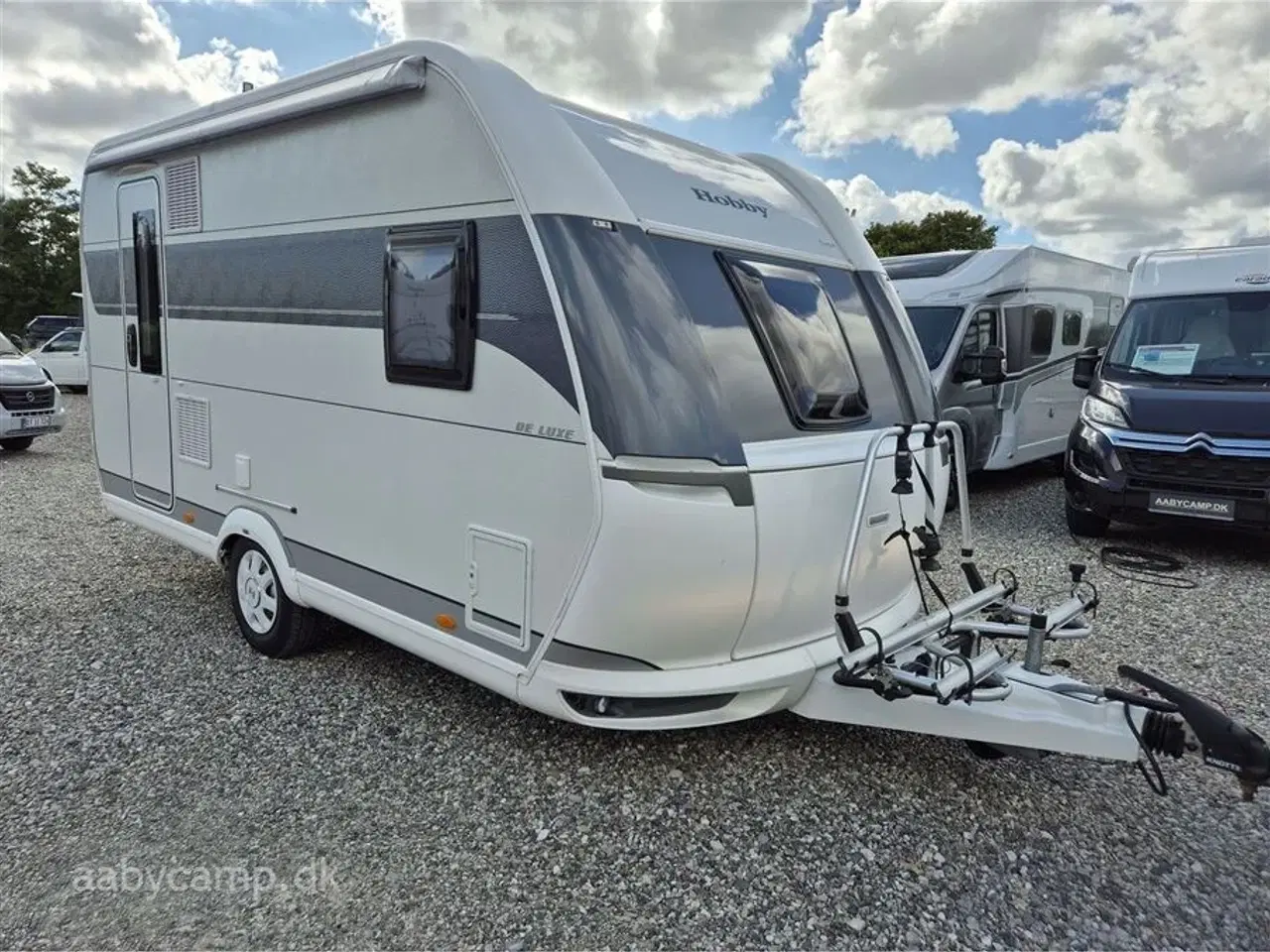 Billede 1 - 2023 - Hobby De Luxe 400 SFE   Posemarkise. mower med fj.betjening . vippebar cykelstativ til to cykler. FMT smart tv. Elektrisk Gulvvarme.