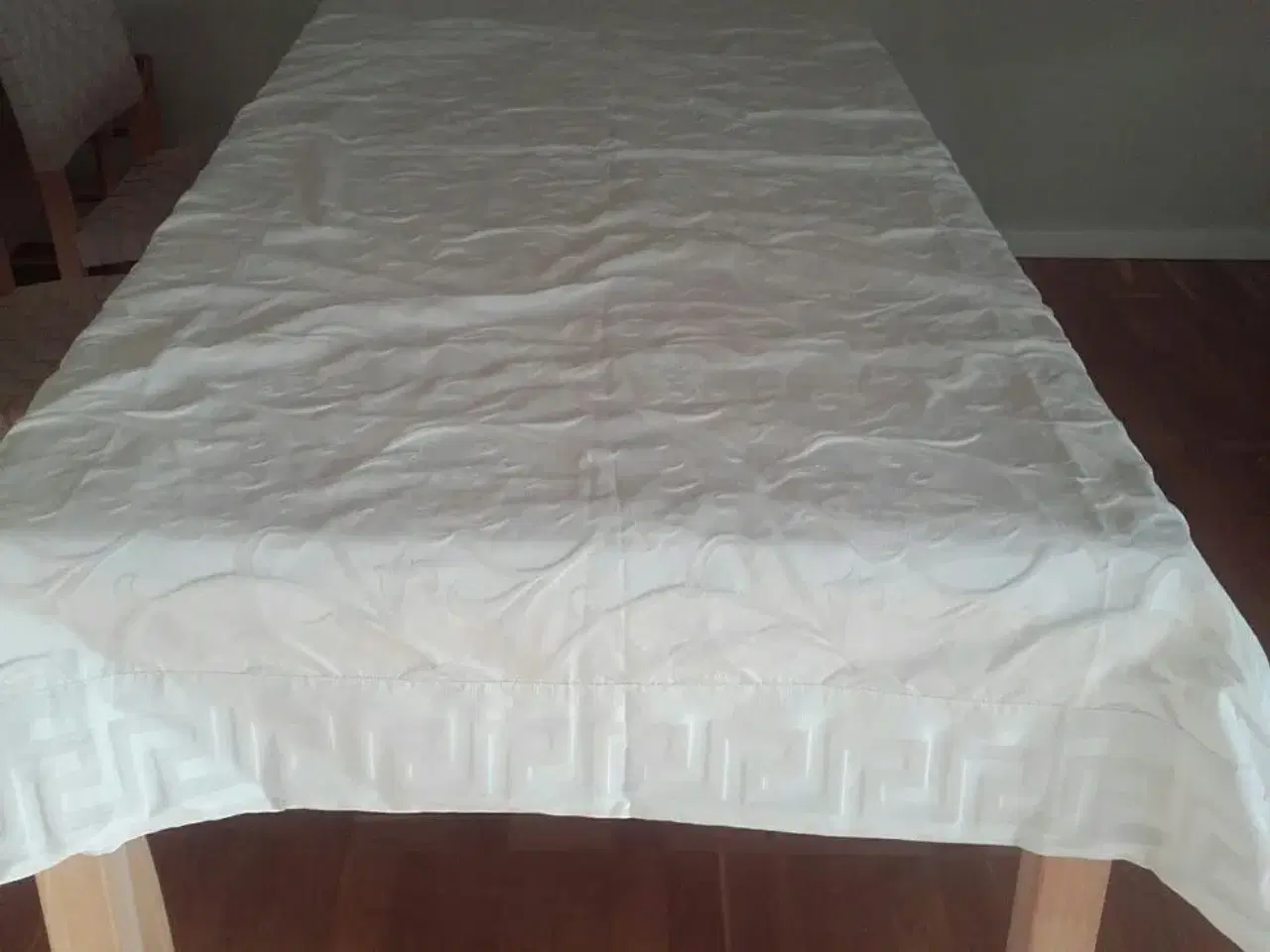 Billede 4 - Dug /sengetæppe i creme m flotte mønstre