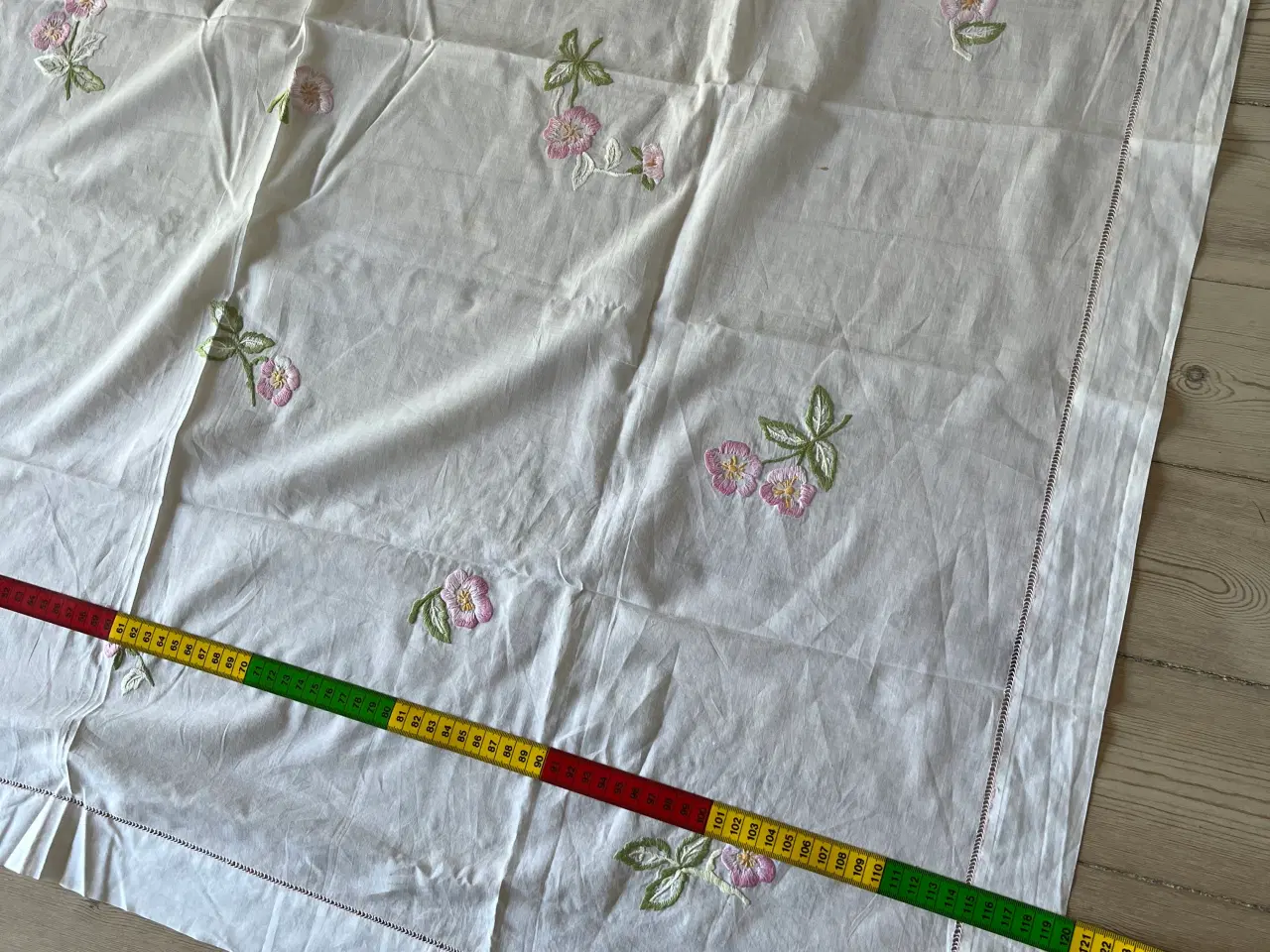Billede 4 - Dug med broderi