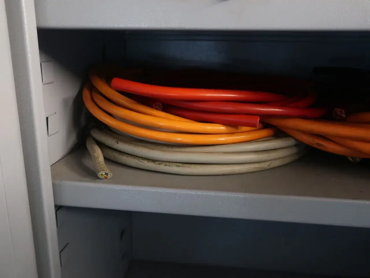 Billede 5 - Kemiskab med indhold