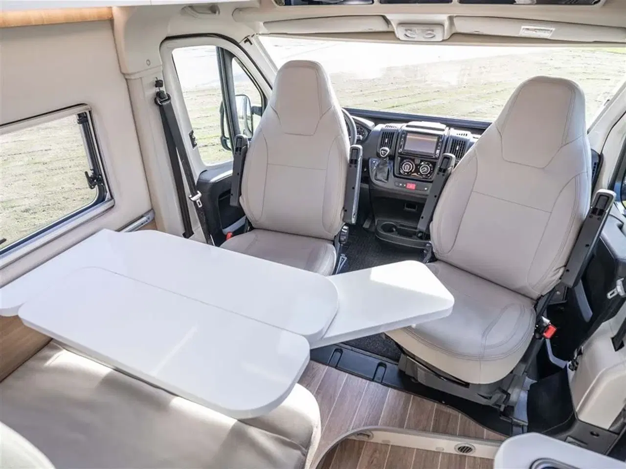 Billede 9 - 2020 - McLouis Menfys Van 04 Prestige Van med langsgående senge og fyldt med udstyr