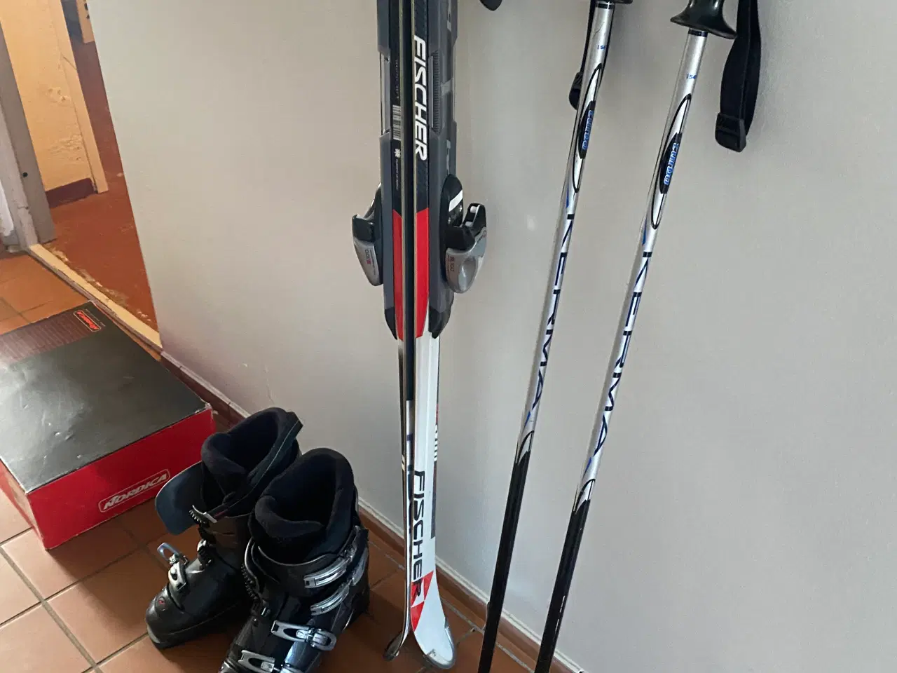 Billede 1 -  Carvingski med alpinstøvler og skistager