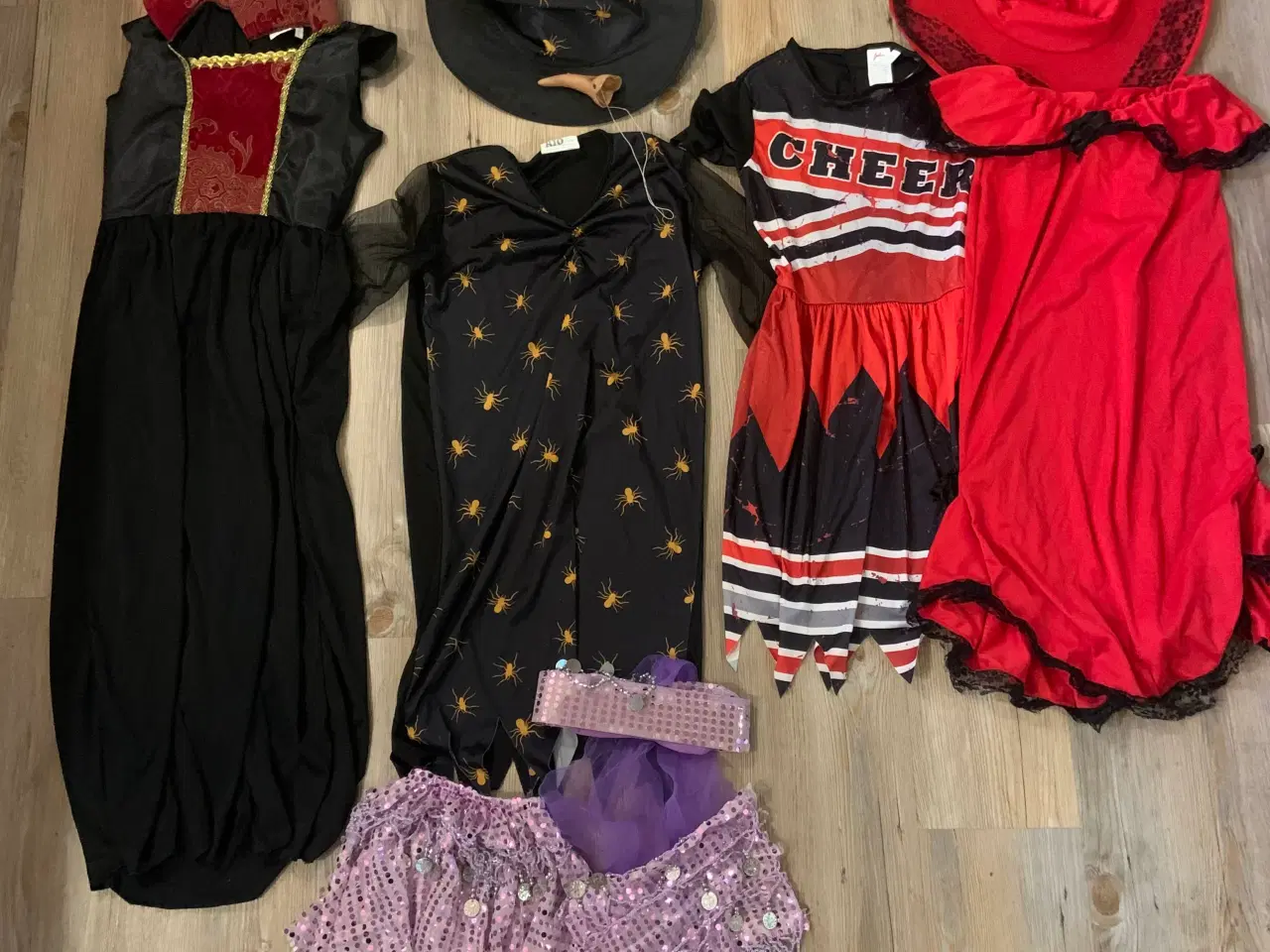 Billede 1 - Udklædningstøj 5-9 år
