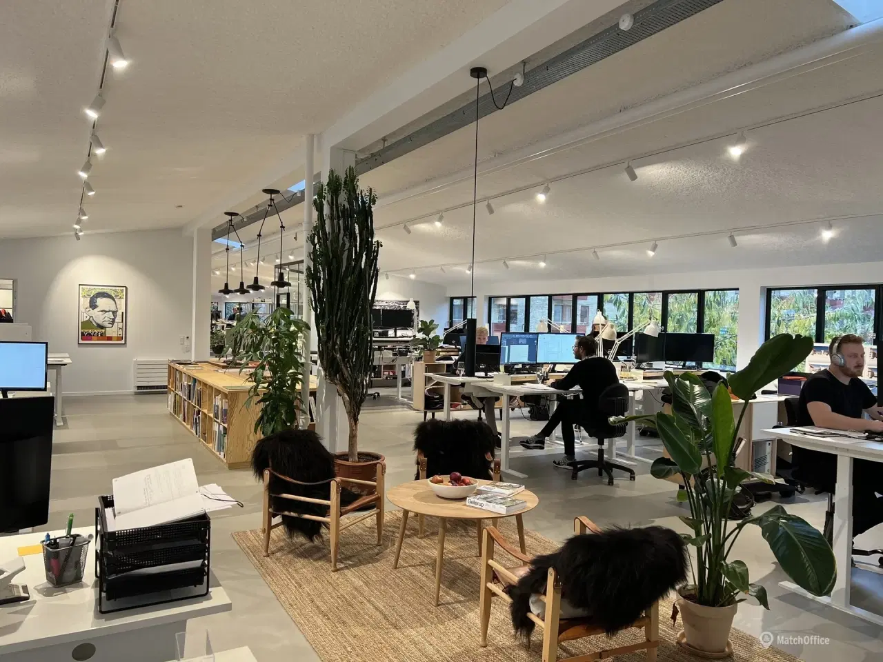 Billede 4 - 3 kontorpladser til leje i åbent kontormiljø