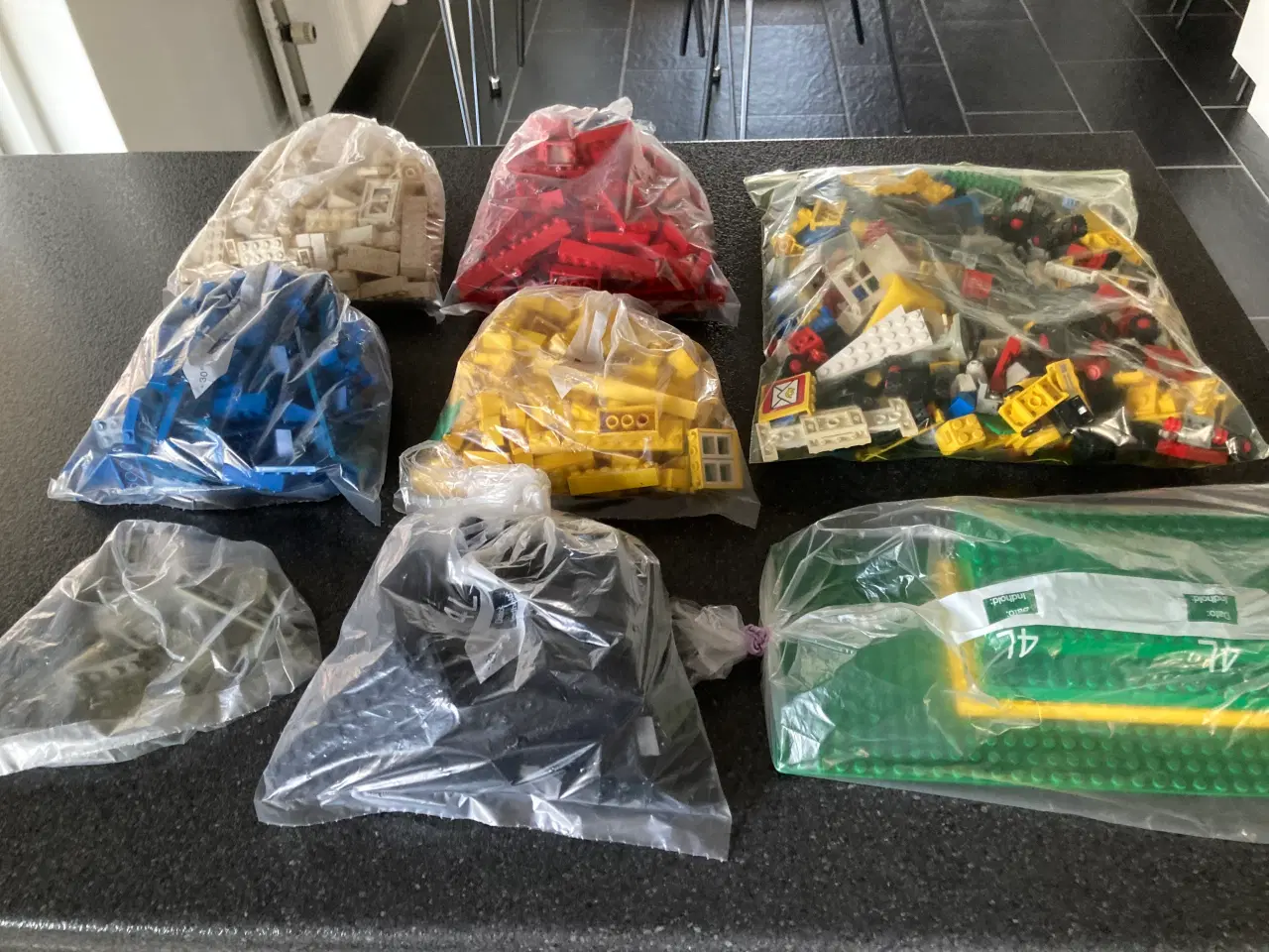 Billede 1 - Store poser forskellig Lego. Bla. Biler.