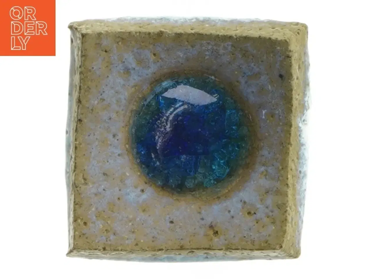 Billede 1 - Dekorativ keramikkvadrat med blå glasdetalje (str. 7,5x7 cm)