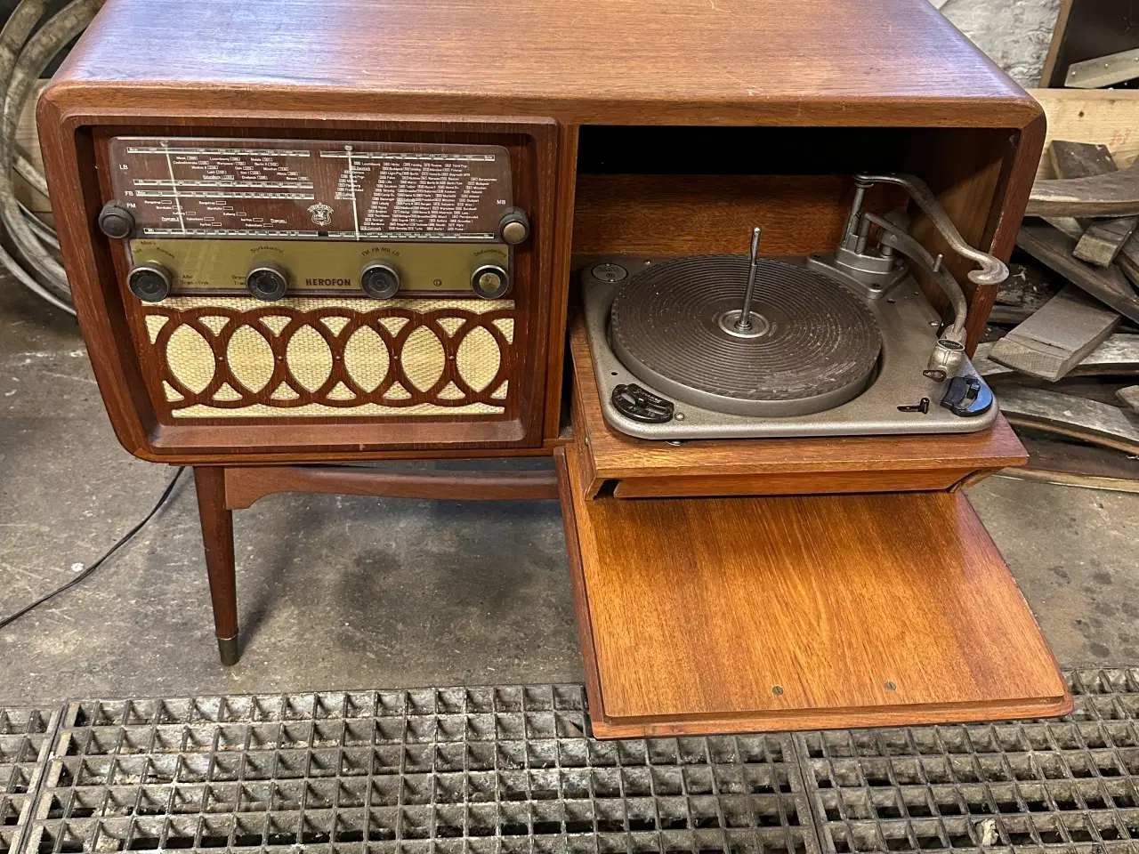 Billede 2 - Barskab i teaktræ, lavet af gammel radiomøbel.