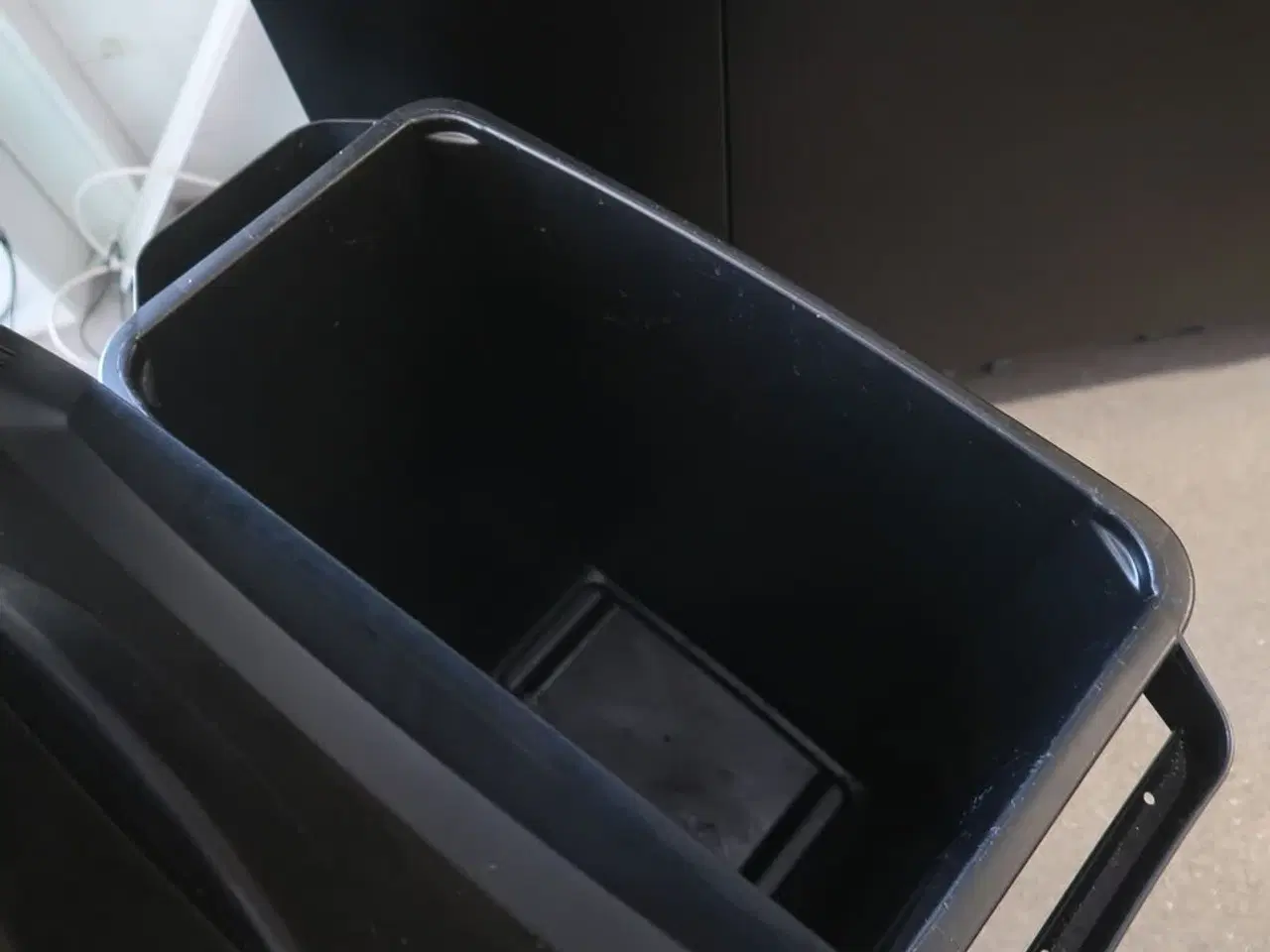 Billede 3 - Beholder 60 ltr plast sort emed låg (Brugt) med vogn