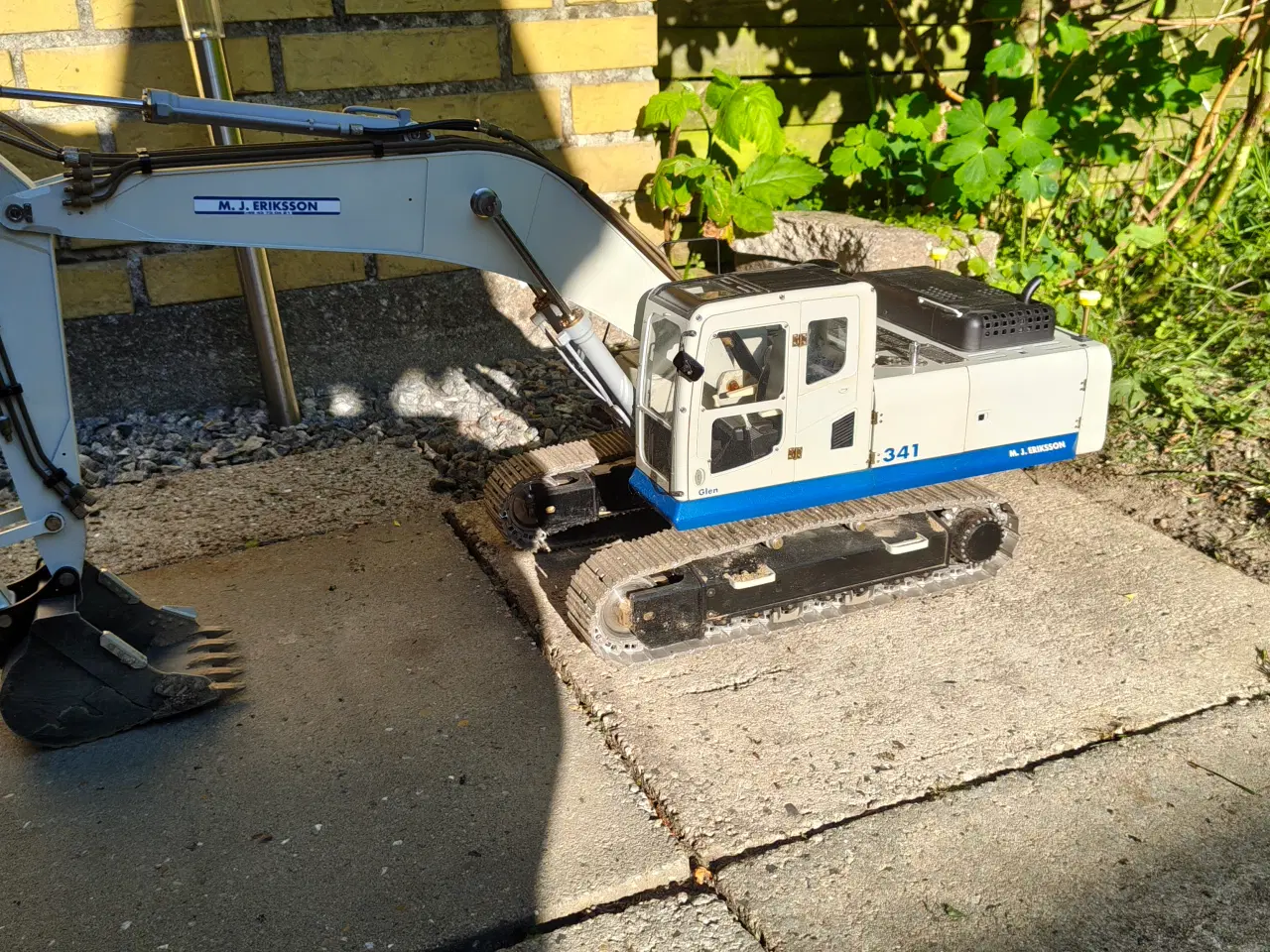 Billede 1 - Fjernstyert gravemaskine og dumper