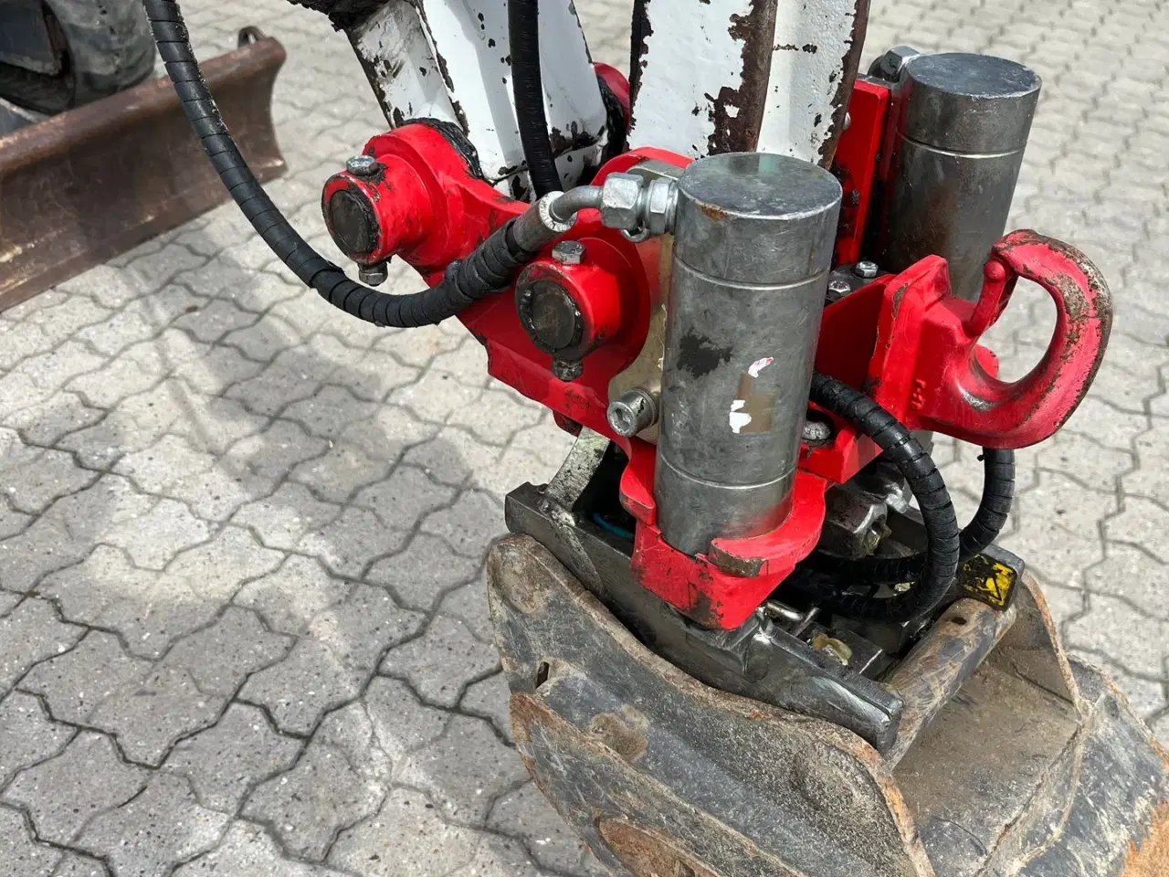 Billede 4 - Takeuchi TB016 Tilt fæste, hydraulisk skovl fæste fin stand