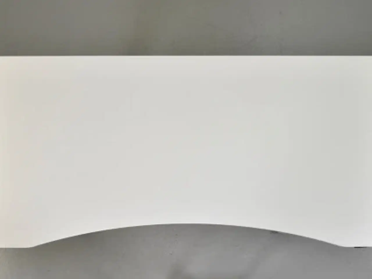 Billede 5 - Hæve-/sænkebord med hvid plade og mavebue, 160 cm.