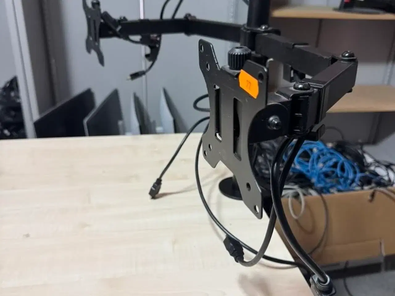 Billede 6 - 2 stk. Skærme, LENOVO Thinkvision S27e-20 inkl. Bordbeslag