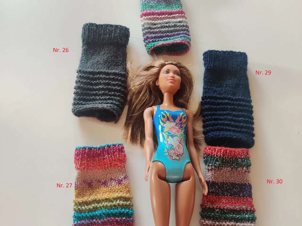 Billede 1 - Hjemmestrikkede Barbie kjoler. Flere farver