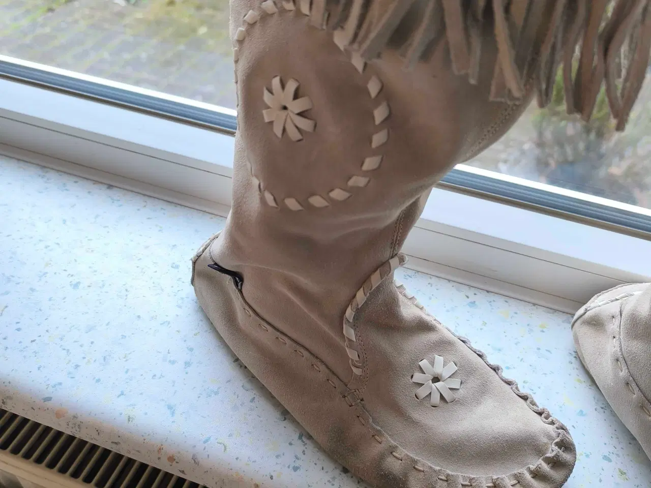 Billede 13 - Rundskin støvle i sort og beige farve 