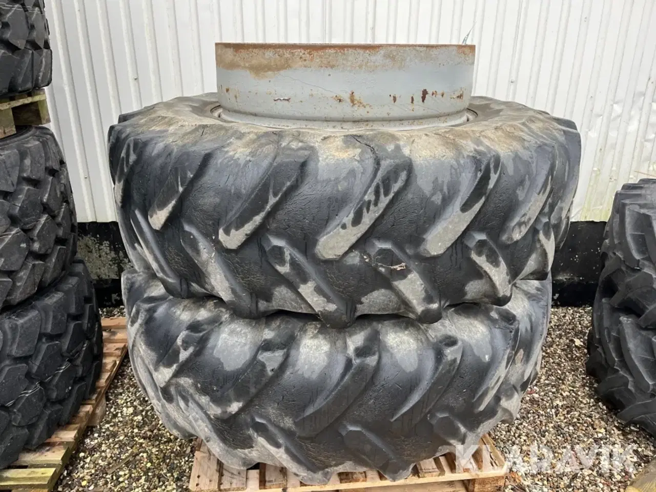 Billede 1 - Tvillingehjul Michelin 20.8R38 - 2 styk - med klemmer