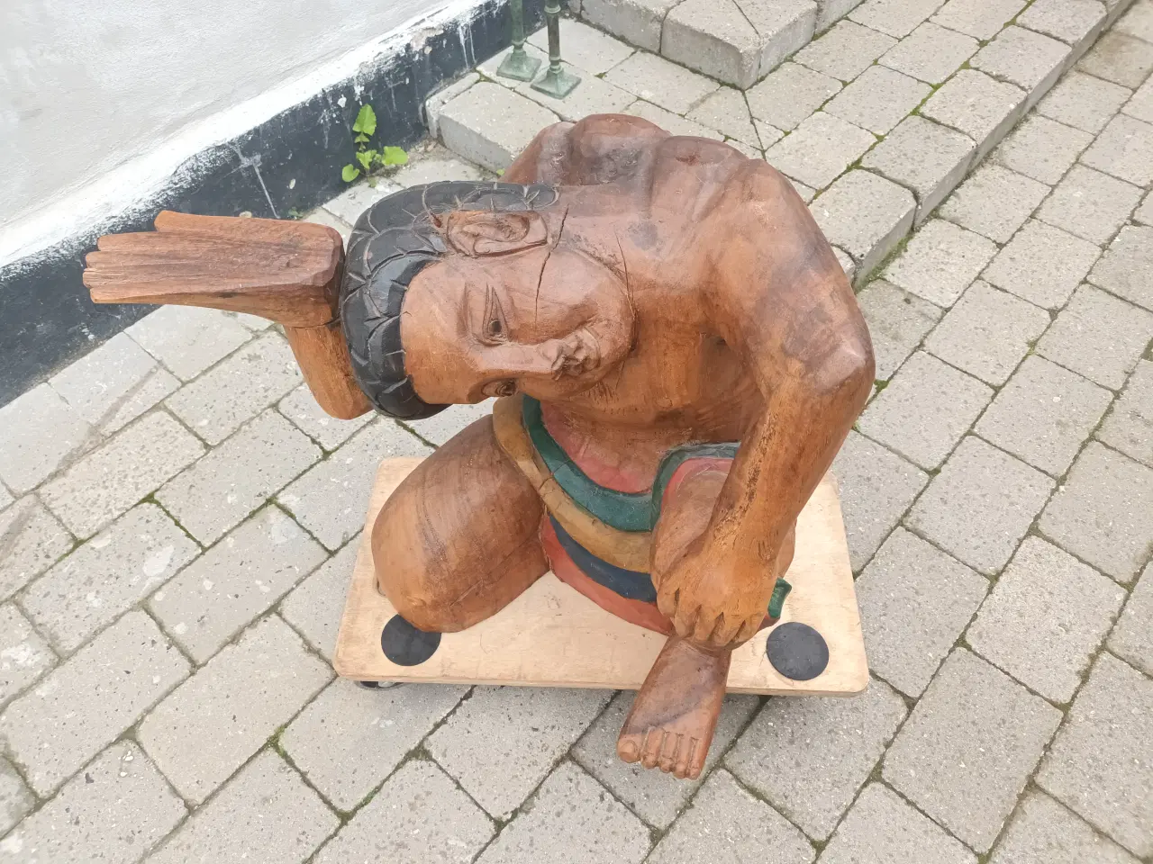 Billede 3 - Udskåret træfigur/sidebord