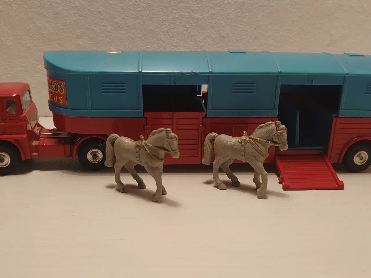 Billede 1 - Corgi Major Toys:Articulated horse box med 2 heste