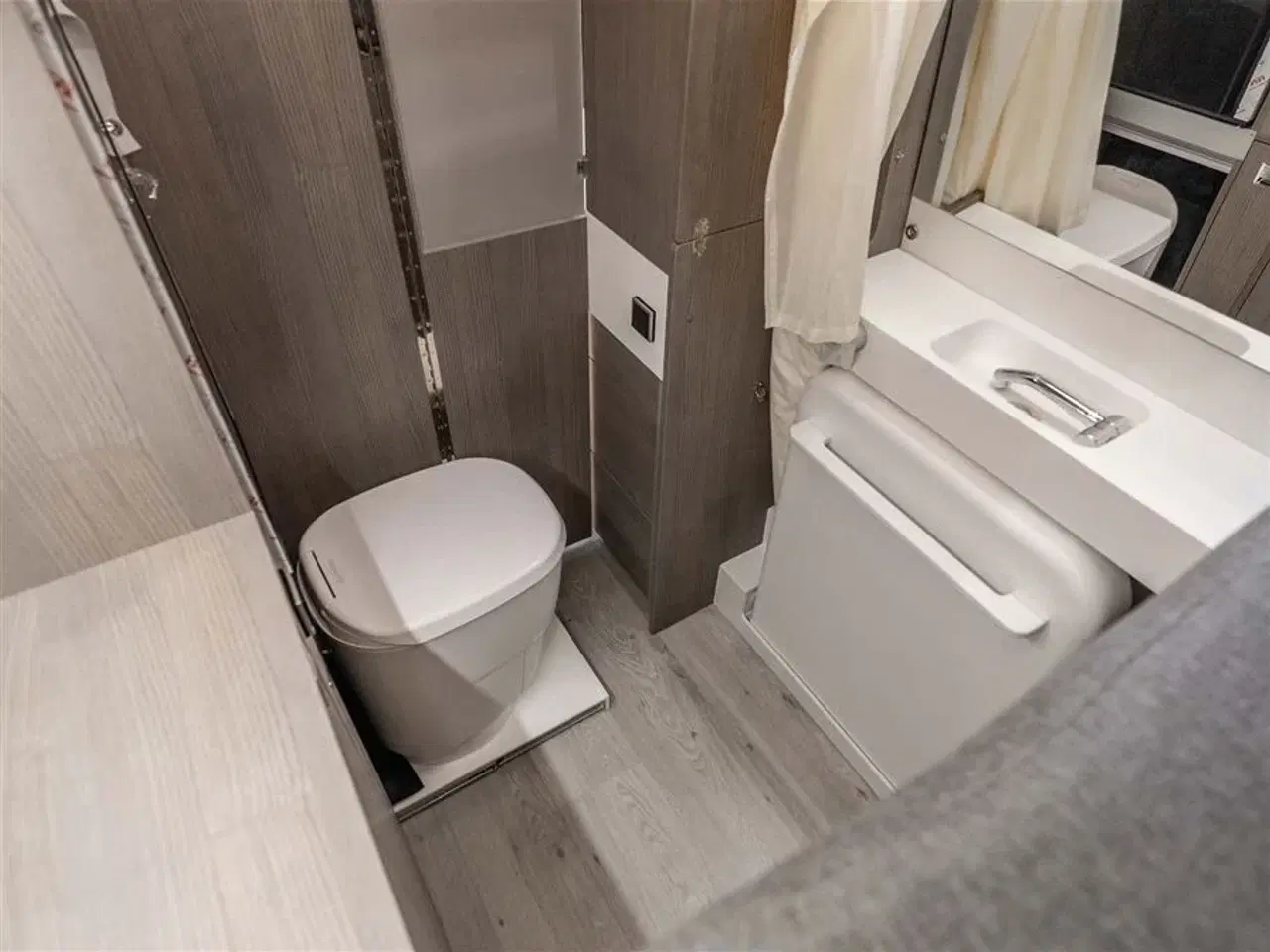 Billede 24 - 2026 - FURGOK XPANSION 600 4x4   Langsgående senge og cykel garage på 6 meter!