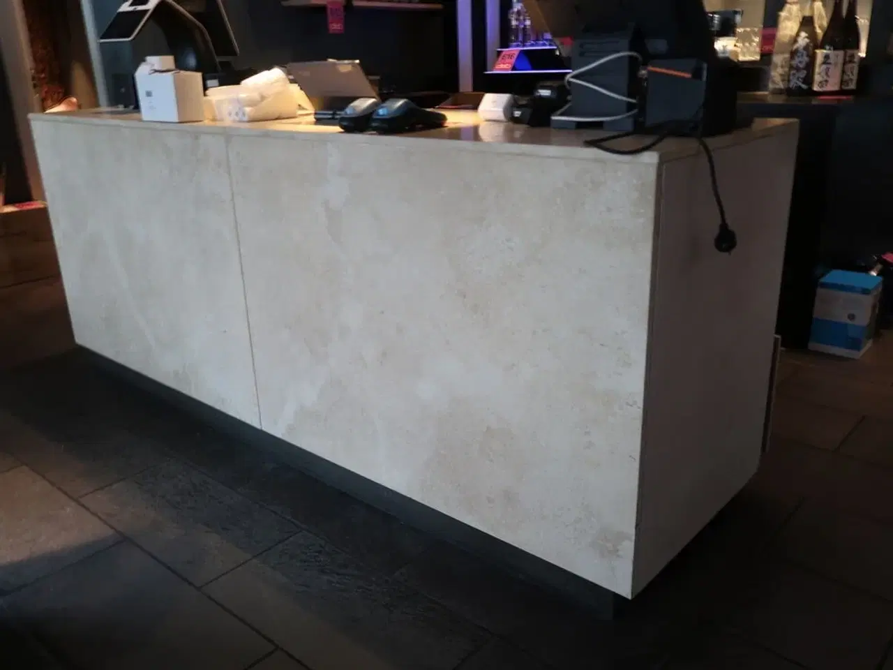 Billede 1 - Disk med indhold i skuffer