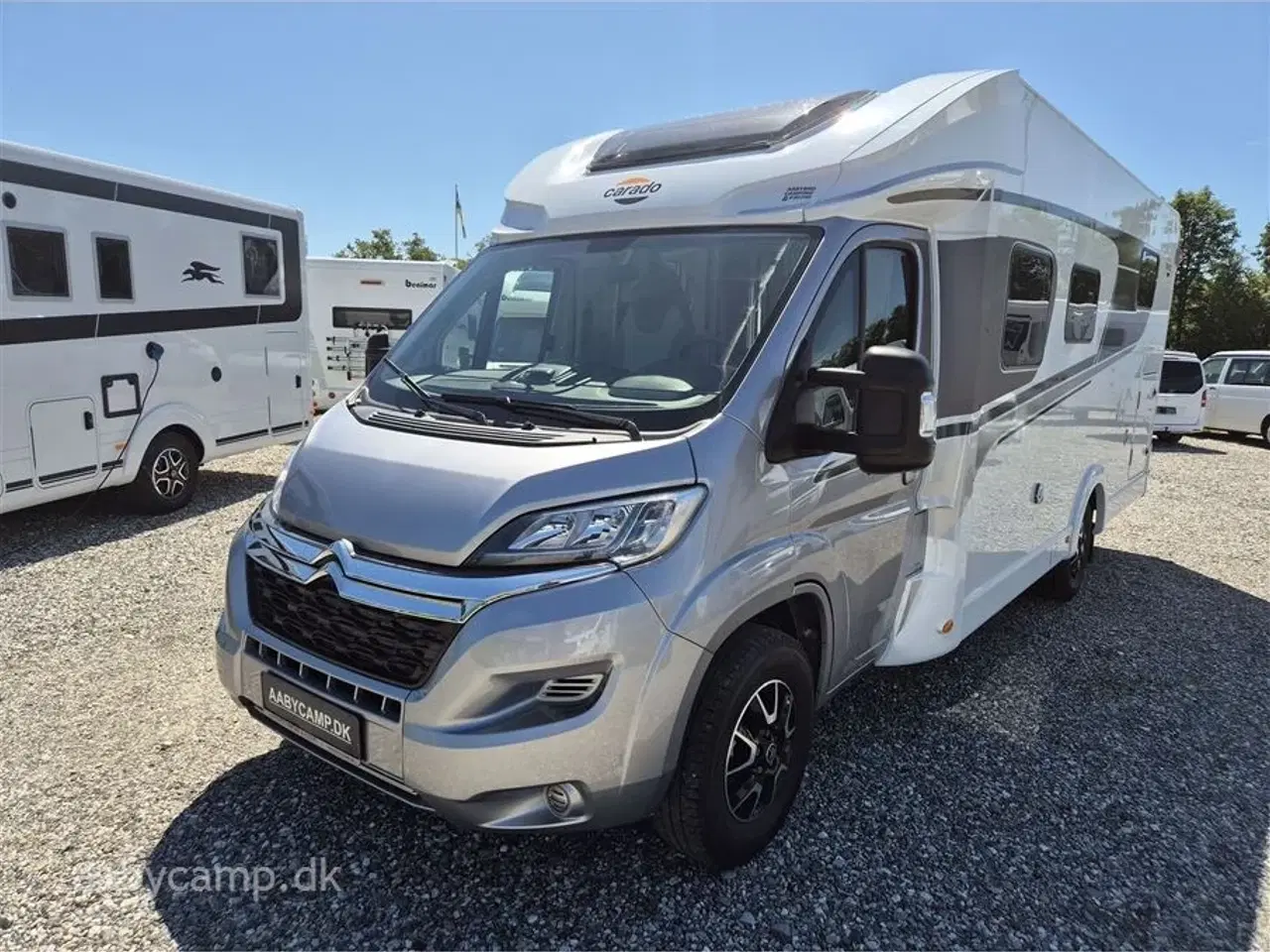 Billede 4 - 2022 - Carado T 447   metalfarvet førerhus. elektrisk trin. solceller. cykelstativ.