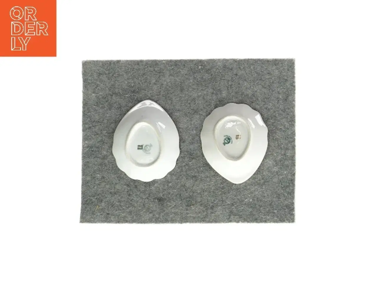 Billede 2 - Små skåle med blomstermønster (2 stk.) fra Ukendt (str. LB:10x8,5cm)