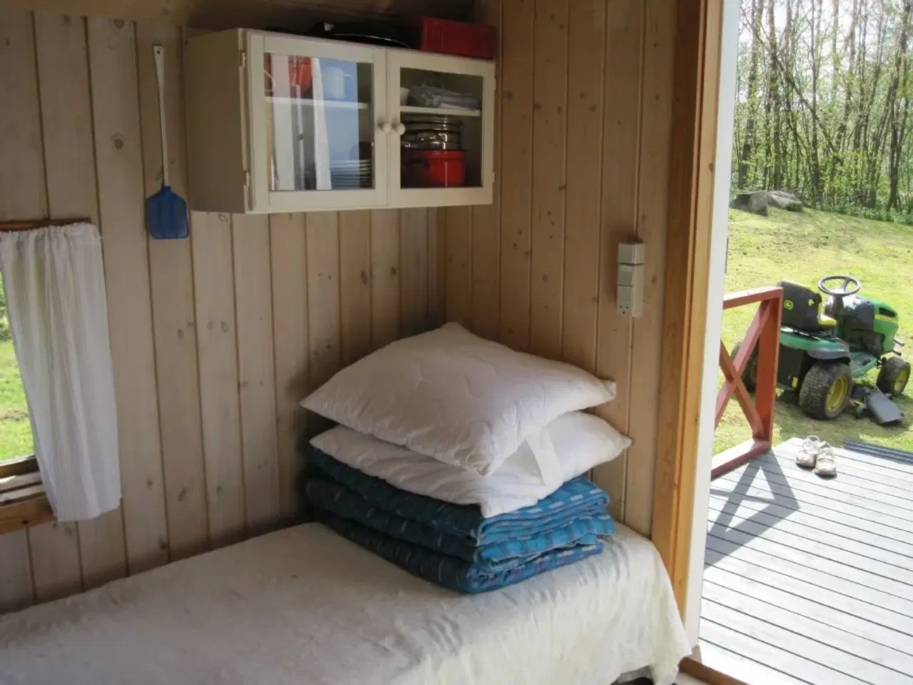 Billede 3 - Hytten ligger h�jt oppe p� en lille mark med en fantastisk flot udsigt ud over Salene Bugt og havet.